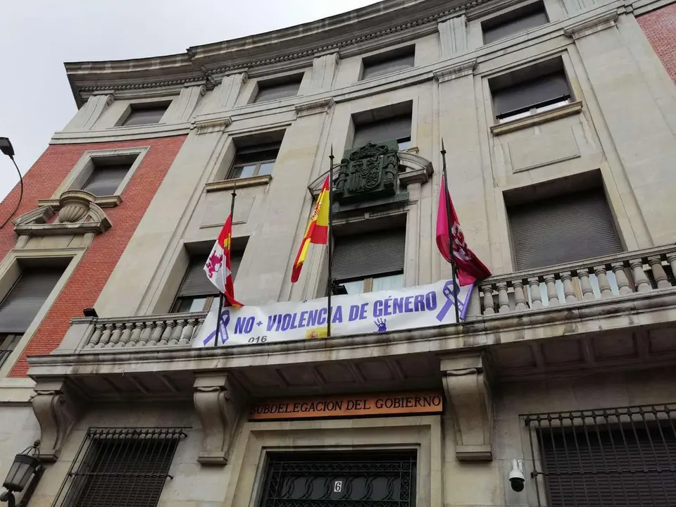 Una pancarta contra la violencia de g&eacute;nero en la Subdelegaci&oacute;n del Gobierno en Le&oacute;n. | LE&Oacute;N24HORAS
