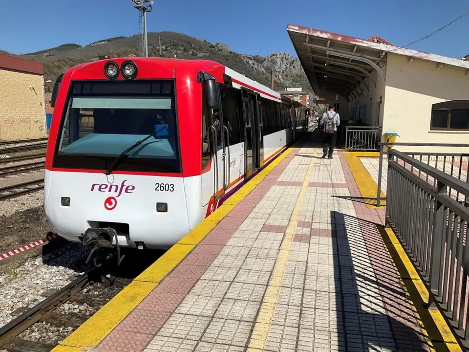 Tren de la l&iacute;nea de cercan&iacute;as Le&oacute;n-Guardo a su paso por Cistierna.