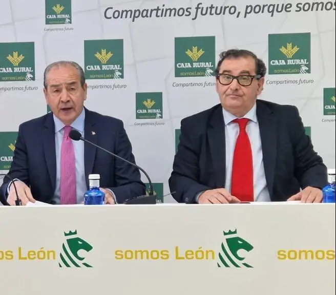 Narciso Prieto, a la derecha, junto al director de Caja Rural, Cipriano Garc&iacute;a.