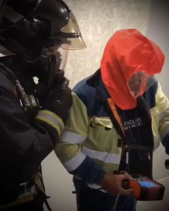 Un bombero y un t&eacute;cnico comprueban los niveles de gas en el interior de una vivienda durante una intervenci&oacute;n por posible intoxicaci&oacute;n.