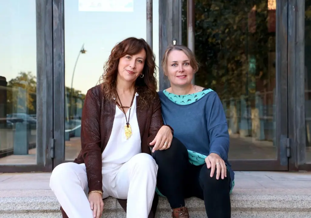 Hilde P&eacute;rez (izda) y Zaida Ortega a la entrada de la Escuela de Ingenier&iacute;as Industrial, Inform&aacute;tica y Aeroespacial. 