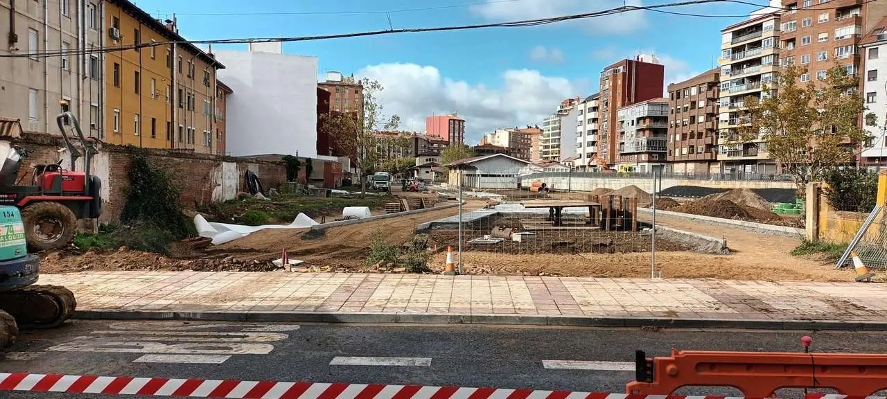 Nuevo aspecto de este tramo de Ram&oacute;n y Cajal, esquina calle Renueva, tras el derrumbe del muro para dar salida a la nueva calle.
