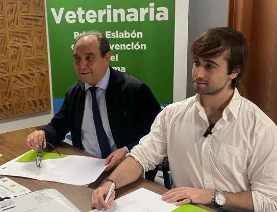 Manuel Dom&iacute;nguez Fern&aacute;ndez y David Gonz&aacute;lez Azcoitia en el momento de la firma del acuerdo de colaboraci&oacute;n.