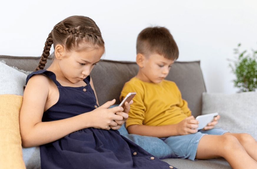 Desde Incibe aconsejan a los padres establecer con los hijos unas normas y l&iacute;mites de uso de los tel&eacute;fonos m&oacute;viles.