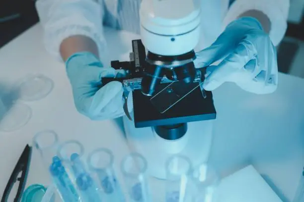 Imagen de un cient&iacute;fico trabajando en un laboratorio. Le&oacute;n24horas