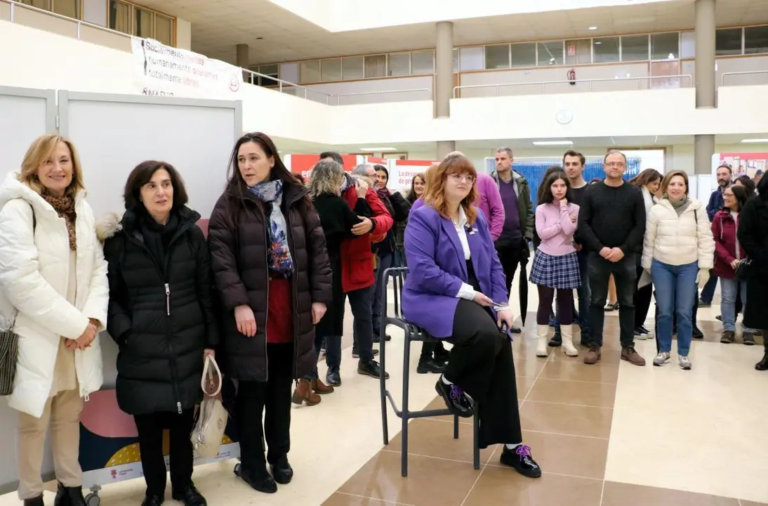 Marina Cuesta (sentada) minutos antes de iniciar la lectura del manifiesto en la Facultad de Filosof&iacute;a y Letras
