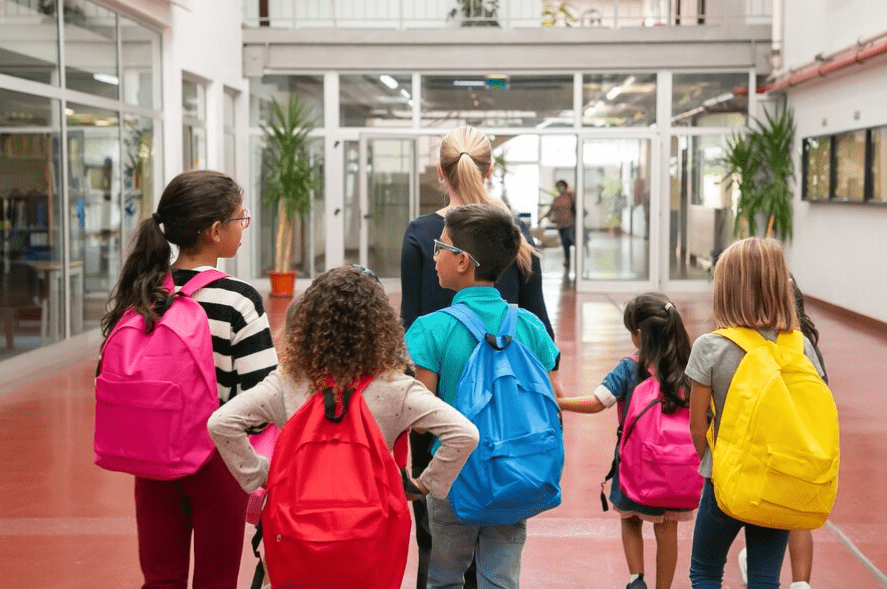 Imagen de archivo de unos ni&ntilde;os yendo a clase. | Le&oacute;n24horas