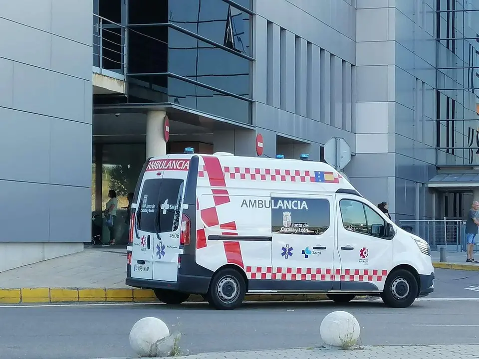 Ambulancia en el Hospital de Le&oacute;n.