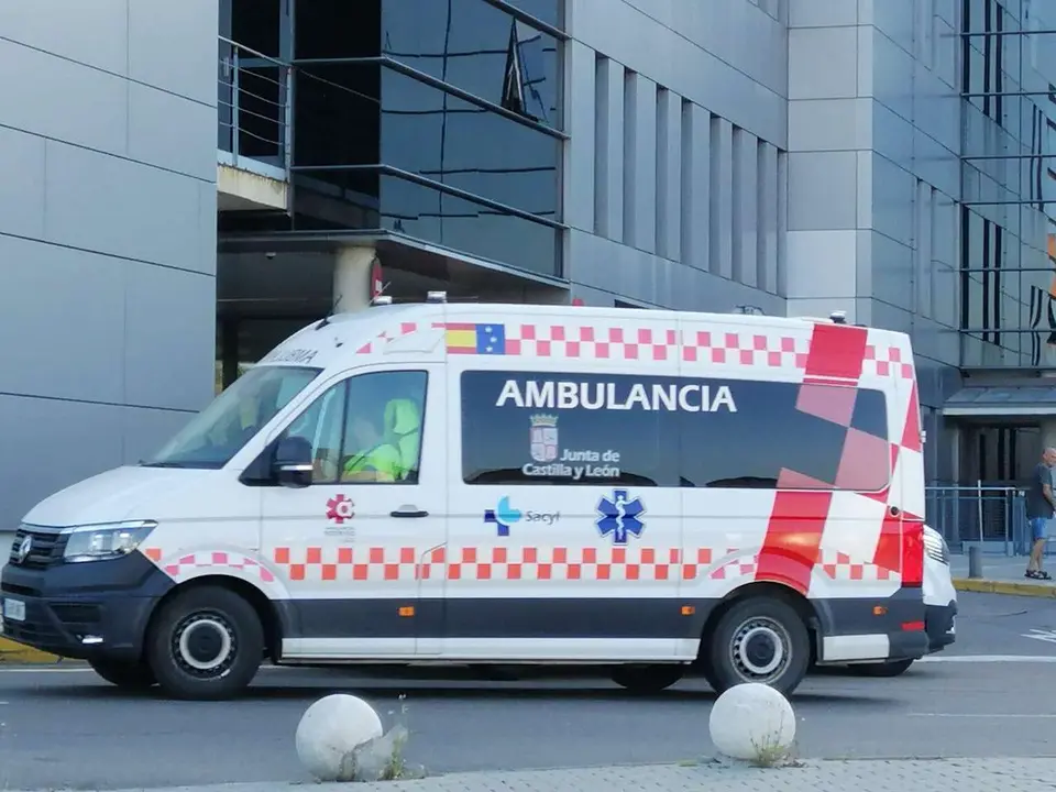 Ambulancia en el Hospital de Le&oacute;n.
