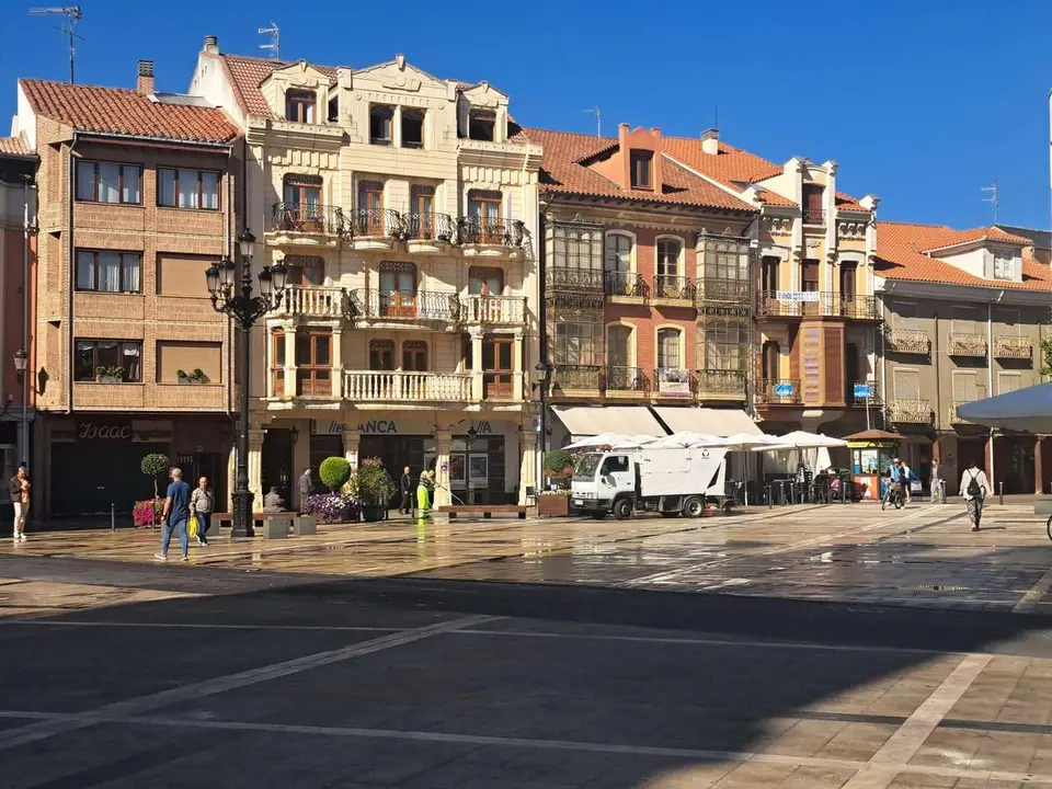 La plaza de La Ba&ntilde;eza tras las tareas de limpieza. | Ayuntamiento de La Ba&ntilde;eza