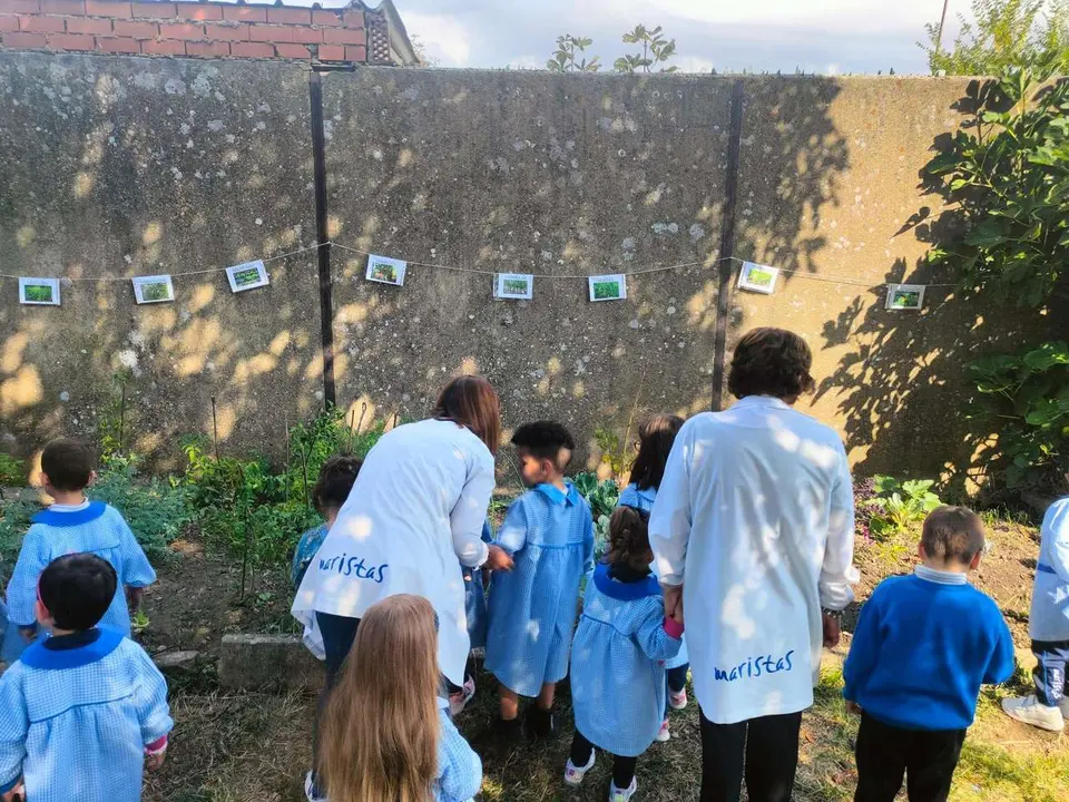 Los alumnos de Infantil del Marista Champagnat frente al huerto del centro. | &Oacute;.Q.
