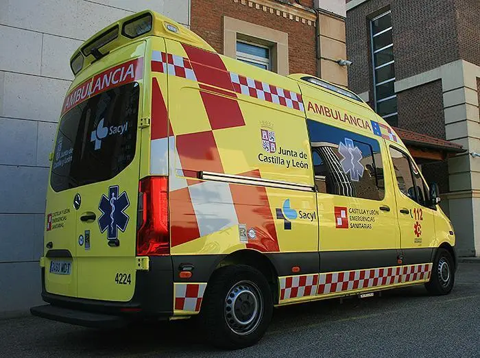Imagen de archivo de una ambulancia con soporte vital b&aacute;sico. | 112 Castilla y Le&oacute;n