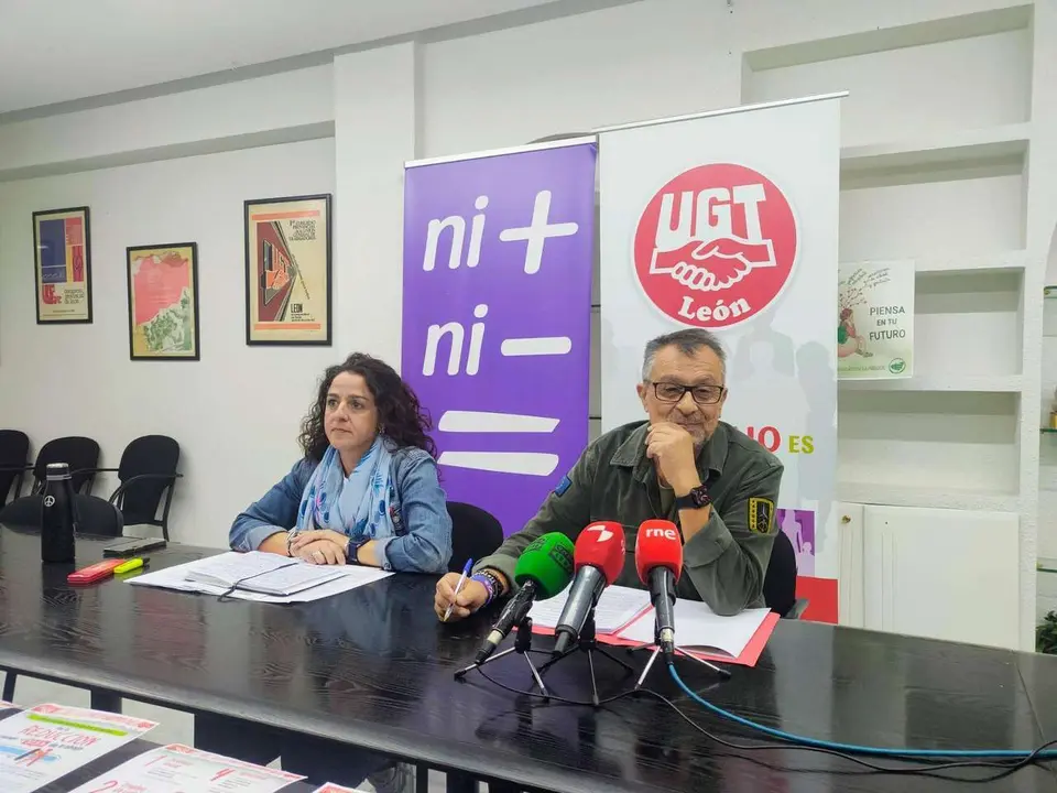 La secretaria general de Comisiones Obreras en Le&oacute;n, Elena Blasco, y su hom&oacute;logo de UGT, Enrique Reguero, durante el anuncio de las manifestaci&oacute;n por la reducci&oacute;n de la jornada laboral. | &Oacute;.Q.