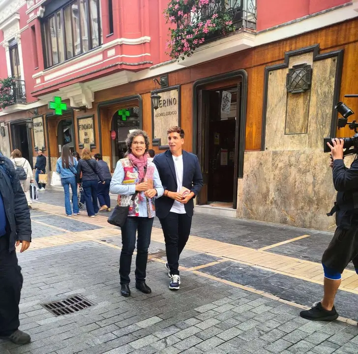 Xuso Jones y la participante de 'Lo sabe, no lo sabe' en la Calle Ancha de Le&oacute;n. | &Oacute;.Q.