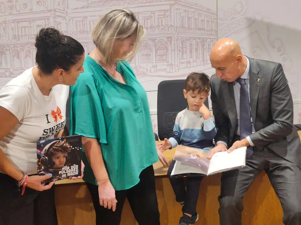 El peque&ntilde;o Dar&iacute;o durante la presentaci&oacute;n del libro Por dos pulgares de nada. | &Oacute;.Q.