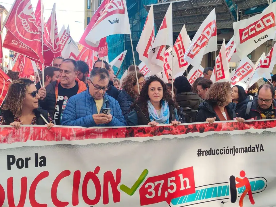 CCOO y UGT se manifiestan frente a la Fele para exigir que desbloqueen la situaci&oacute;n sobre la reducci&oacute;n de la jornada laboral. | &Oacute;.Q.