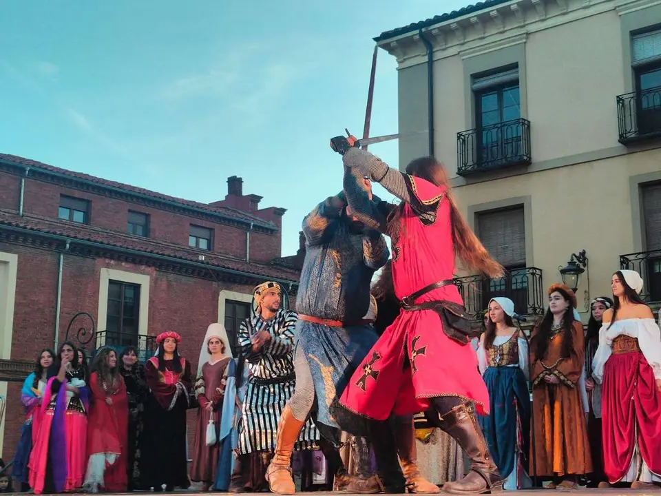 Teatralizaci&oacute;n del acto de recogida de las Doncellas en cumplimiento del Tributo en la plaza de San Isidoro. | &Oacute;.Q.