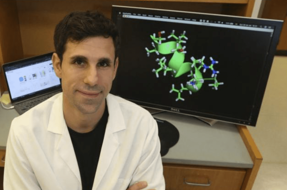 El cient&iacute;fico C&eacute;sar de la Fuente estudi&oacute; Biotecnolog&iacute;a en la Universidad de Le&oacute;n. 