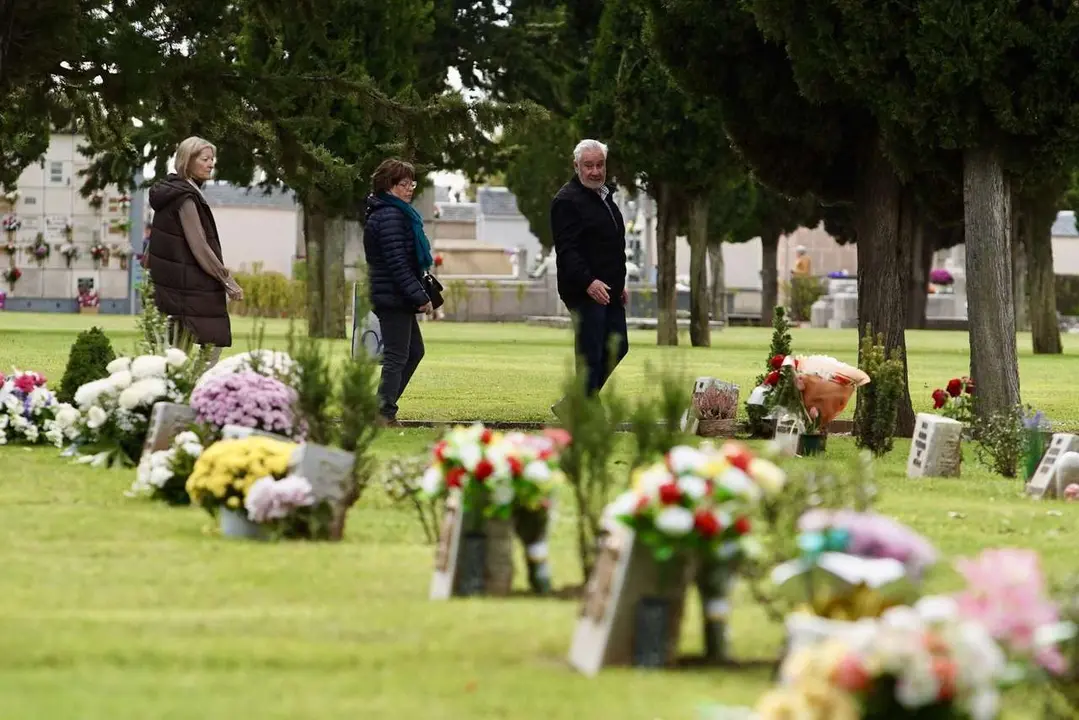 Campillo. ICAL. Celebraci&oacute;n del D&iacute;a de Todos Los Santos en el Cementerio Municipal de Le&oacute;n