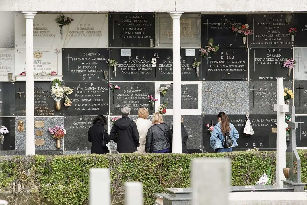 Campillo. ICAL. Celebraci&oacute;n del D&iacute;a de Todos Los Santos en el Cementerio Municipal de Le&oacute;n