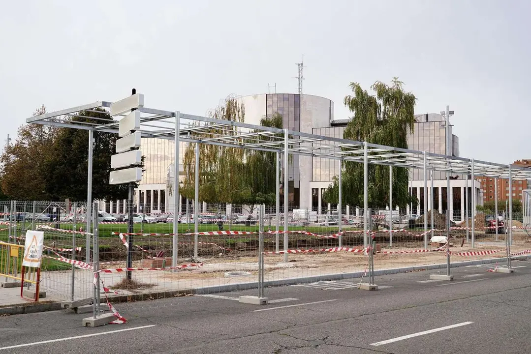 Campillo. ICAL. El acondicionamiento de una p&eacute;rgola bioclim&aacute;tica en la avenida Reyes Leoneses de Le&oacute;n corta la v&iacute;a al tr&aacute;fico