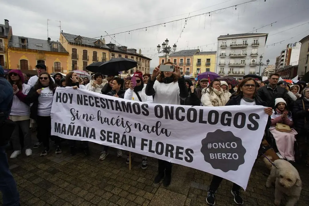 Una de las concentraciones promovidas por la plataforma Oncobierzo en Ponferrada. | ICAL