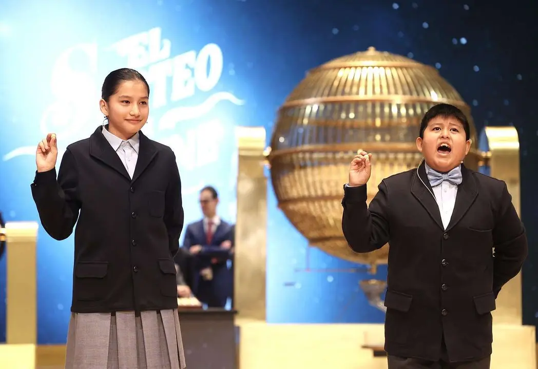 Juan L&aacute;zaro. ICAL. Ni&ntilde;os del colegio de San Ildefonso, cantando el primer premio del sorteo de la loter&iacute;a de Navidad.