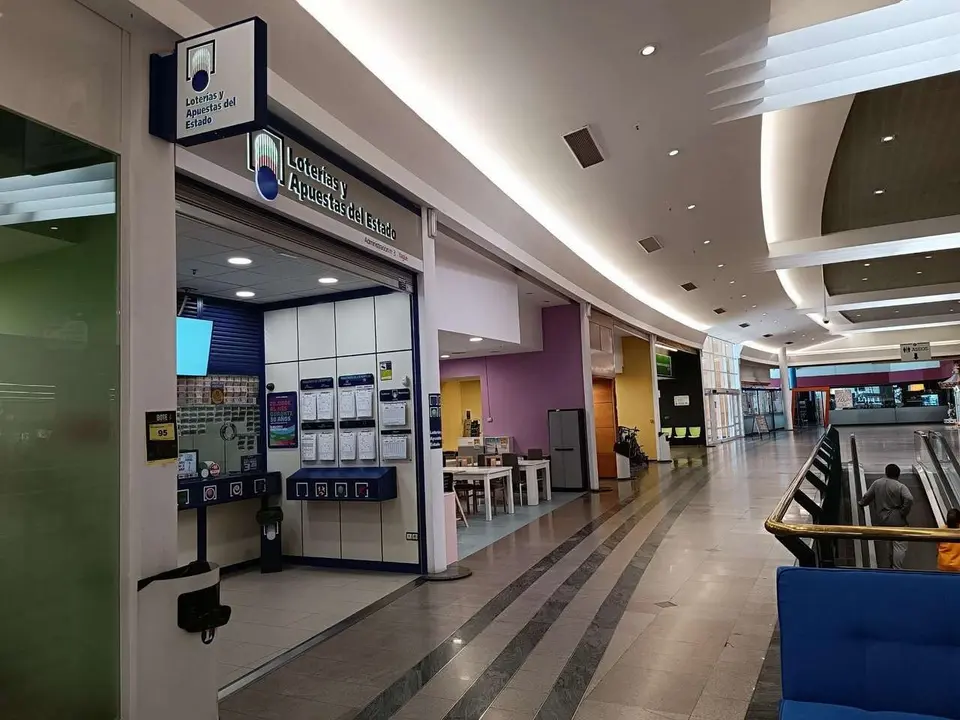 Un boleto sellado en la Administraci&oacute;n de Loter&iacute;as n&uacute;mero 3 de San Andr&eacute;s del Rabanedo, en Trobajo del Camino, situada en  E.Leclerc, obtuvo este domingo 162.500 euros.