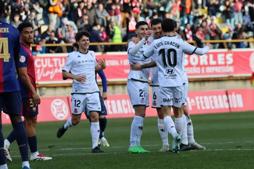 Jugadores de la Cultural celebran un gol en el partido contra el filial blaugrana en Le&oacute;n. / @CyDLeonesa