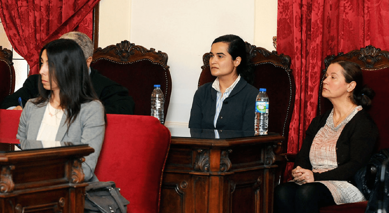 Triana Mart&iacute;nez, entre las otras dos condenadas por el asesinato de Isabel Carrasco en 2014, Raquel Gago y Montserrat Gonz&aacute;lez. | ICAL