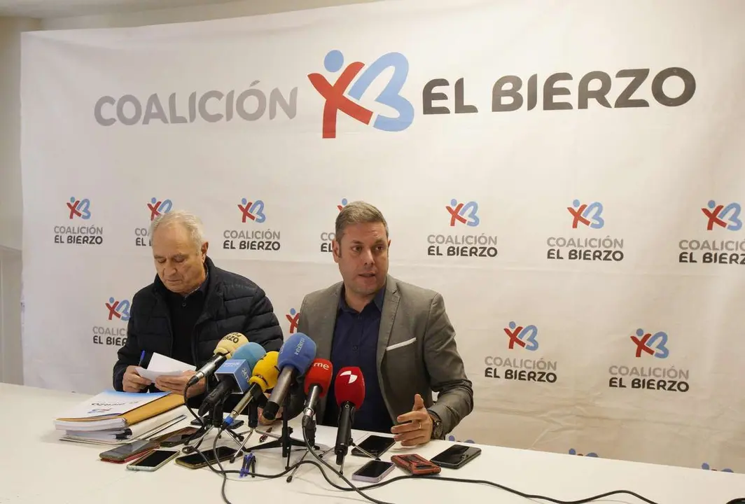 C&eacute;sar S&aacute;nchez. ICAL. El portavoz de Coalici&oacute;n por el Bierzo en el Consejo Comarcal, Iv&aacute;n Alonso (I), junto al presidente del partido, Jos&eacute; &Aacute;lvarez (D), durante la rueda de prensa de esta ma&ntilde;ana para tratar sobre la instituci&oacute;n comarcal