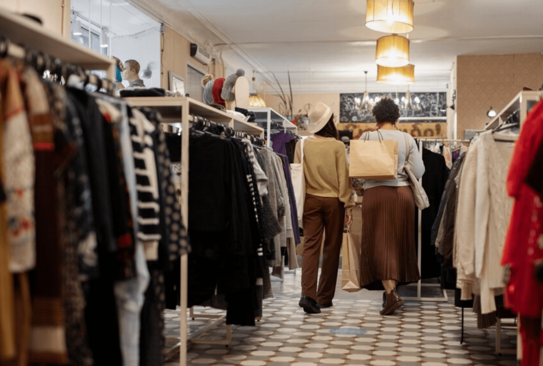 Mujeres comprando en una tienda de ropa