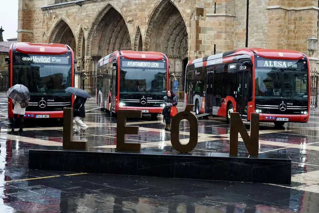 Campillo. ICAL. El alcalde de Le&oacute;n, Jos&eacute; Antonio Diez, y el concejal de Movilidad, Vicente Canuria, presentan los nuevos autobuses urbanos