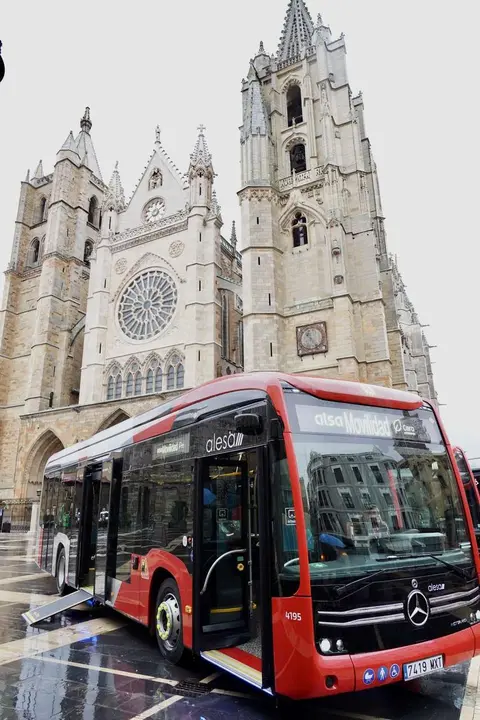 El alcalde de Le&oacute;n, Jos&eacute; Antonio Diez, y el concejal de Movilidad, Vicente Canuria, presentan los nuevos autobuses urbanos