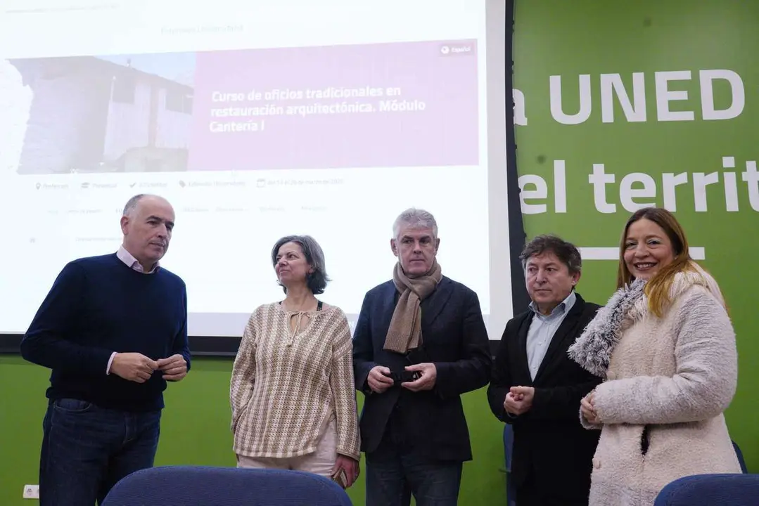 C&eacute;sar S&aacute;nchez. ICAL. (I a D): El profesor del centro asociado de la UNED de Ponferrada, Paco Balado; la representante de la Asociaci&oacute;n de Vecinos de Montes de Valdueza, Pilar Hermosa; el director de la UNED de Ponferrada, Jorge Vega; la decana del colegio de Arquitectos de Le&oacute;n, Eva Testa, y el arquitecto y profesor del curso, Samuel Folgueral, durante la presentaci&oacute;n del curso de oficios tradicionales en restauraci&oacute;n arquitect&oacute;nica