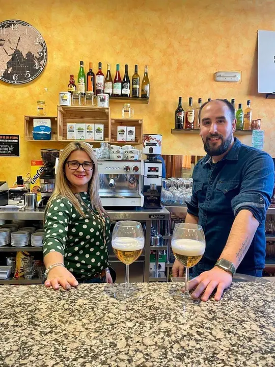 Ana y Mart&iacute;n, los nuevos propietarios del bar de Jabares de los Oteros. 