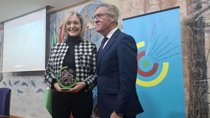 Mar&iacute;a Teresa Tasc&oacute;n Fern&aacute;ndez, profesora del departamento de Direcci&oacute;n y Econom&iacute;a de la Empresa y Javier Cepedano, premio a la Transferencia de conocimiento