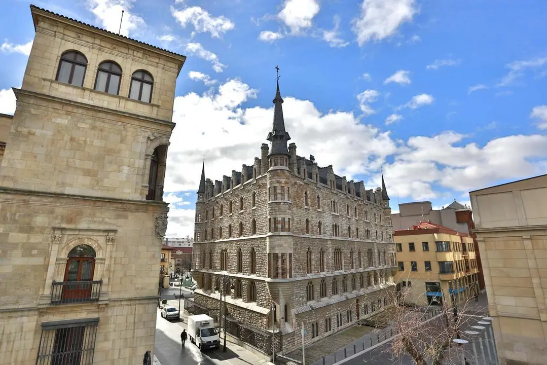 Parte trasera del edificio &lsquo;Casa Botines&rsquo; de Le&oacute;n, dise&ntilde;ado y construido por el arquitecto espa&ntilde;ol Antonio Gaud&iacute;. Campillo. ICAL. 