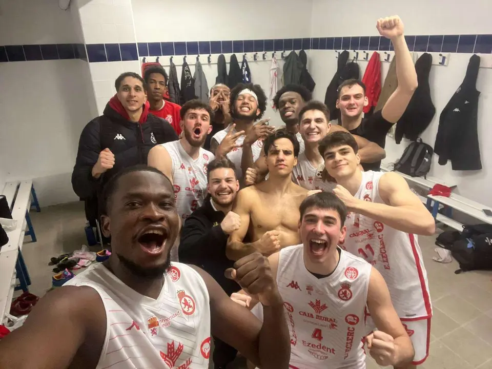La plantilla de la Cultural de Baloncesto celebra la victoria ante el ISB // Cultural Leonesa