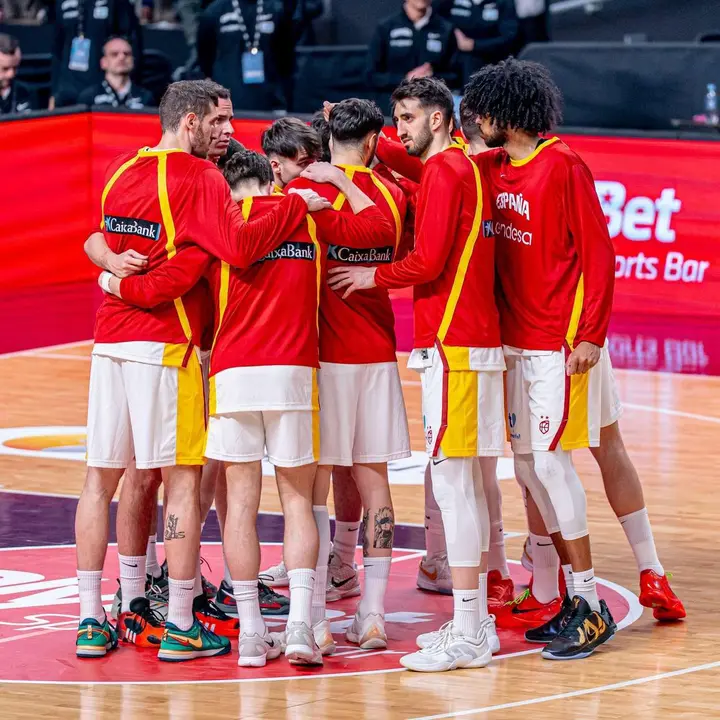 La selecci&oacute;n espa&ntilde;ola de baloncesto durante su &uacute;ltimo encuentro ante Letonia // @BaloncestoESP