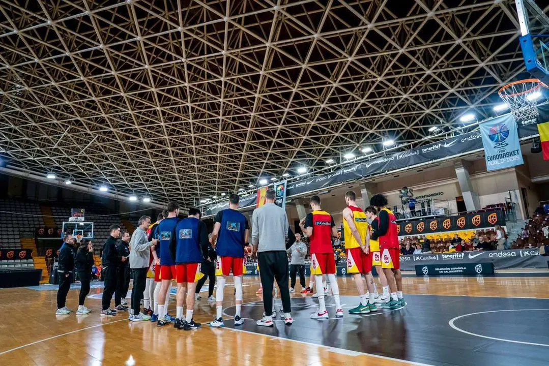 La selecci&oacute;n espa&ntilde;ola de baloncesto en un entrenamiento en el Palacio de los Deportes de Le&oacute;n // @BaloncestoESP
