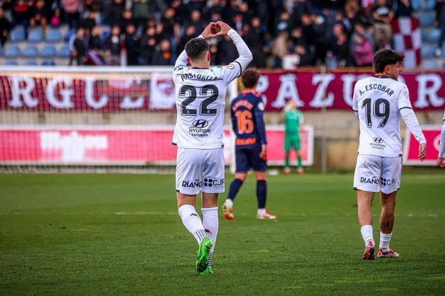 Pibe celebra su tanto que puso el 1-0. // Cultural Leonesa