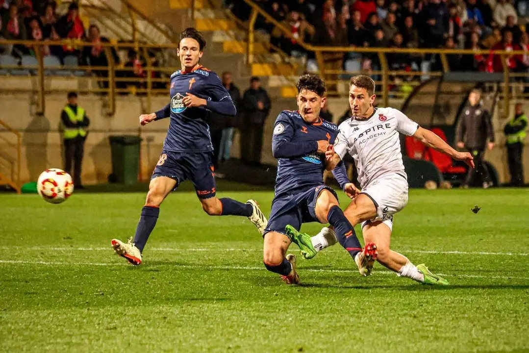 Manu Justo en la acci&oacute;n en la que anot&oacute; el 2-0 ante el Celta Fortuna // Foto:CyD Leonesa