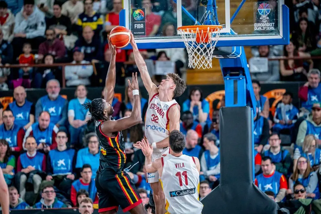 Saint-Supery en una acci&oacute;n defensiva // Foto: @BaloncestoESP