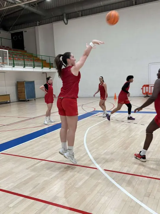 El BFL no pudo cortar su mala din&aacute;mica y cay&oacute; ante el Matar&oacute; // Foto: @bfemeninoleon