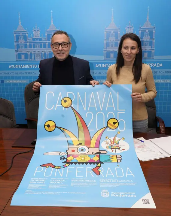 C&eacute;sar S&aacute;nchez. ICAL. El concejal de Fiestas del Ayuntamiento de Ponferrada, Carlos Cortina, junto a la concejala de Deportes y Juventud, Eva Gonz&aacute;lez, durante la presentaci&oacute;n de los detalles del Carnaval de Ponferrada 2025