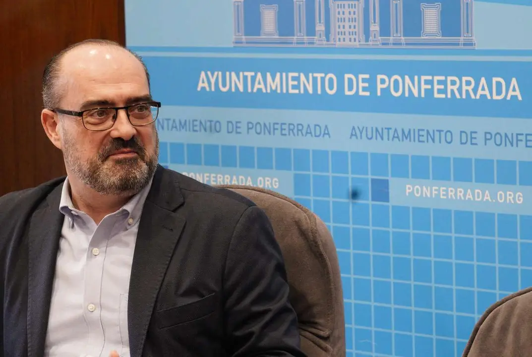 C&eacute;sar S&aacute;nchez. ICAL. El alcalde de Ponferrada, Marco Morala (D), junto al concejal de Comercio, David Pacios (I), durante la presentaci&oacute;n del contrato el&eacute;ctrico en edificios municipales