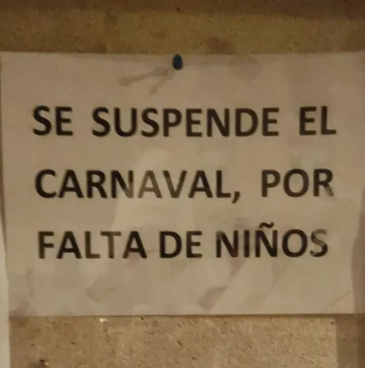 Cartel anunciando la suspensi&oacute;n del Carnaval en Santa Luc&iacute;a de Gord&oacute;n // Foto: Sangre Minera.