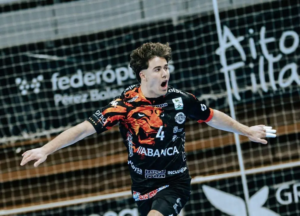 Carlos &Aacute;lvarez celebra uno de los seis goles que anot&oacute; // @ASOBAL Foto: Jes&uacute;s Barrab&eacute;s