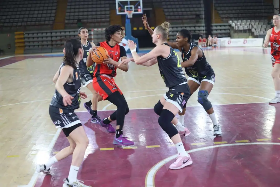 Katiana Ben&iacute;tez fue clave para la victoria del BFL aportando 26 puntos // Foto: Isaac Llamazares.